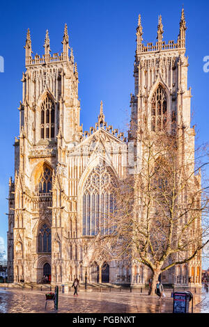 La façade ouest de la cathédrale de York, vu en hiver après une douche, avec de beaux ciel bleu clair. Banque D'Images