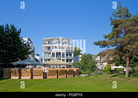 Hôtels et des chaises de plage en osier couvert à Timmendorfer Strand / Timmendorf Plage le long de la mer Baltique, Ostholstein, Schleswig-Holstein, Allemagne Banque D'Images