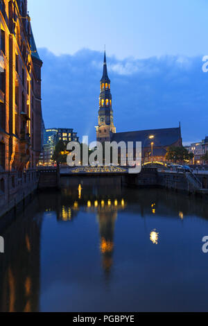 Vue depuis le pont d'Pickhubenbrücke Hauptkirche Sankt Katharinen la nuit, Speicherstadt, district dans le quartier Hafencity, port de Hambourg, Allemagne Banque D'Images