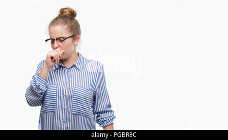 Jeune femme d'affaires de malaise et la toux comme symptôme de rhume ou de bronchite. Concept de soins de santé. Banque D'Images