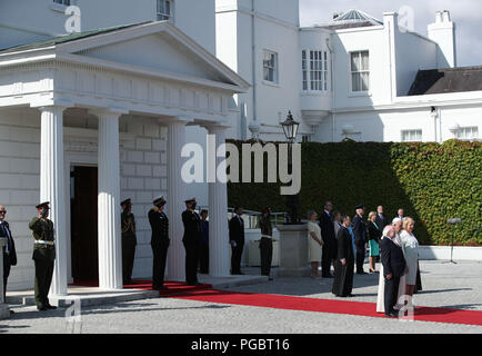 Le pape François arrive pour une réunion avec le Président irlandais Michael D. Higgins et épouse Sabina , à un Uachtarain Aras dans Phoenix Park, Dublin, dans le cadre de sa visite en Irlande. Banque D'Images