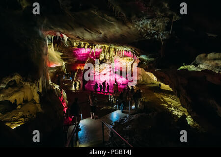 Kutaisi, Géorgie. Avis de Prométhée grotte appelée aussi Kumistavi Grotte. Banque D'Images