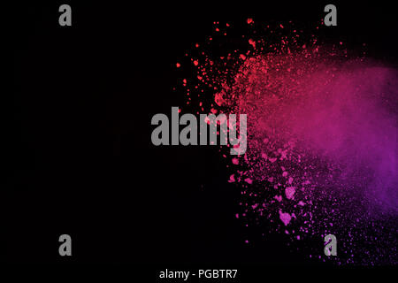 Motion de gel Poudre de couleur explosion isolé sur fond noir. Résumé de la poussière colorée splatted. Banque D'Images