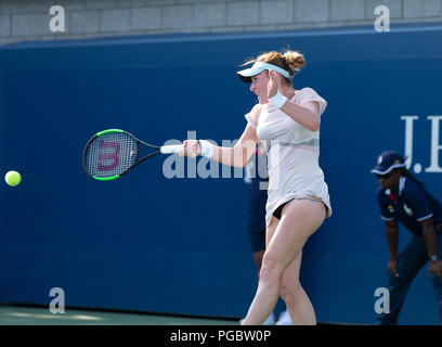 Madison Brengle de USA retourne ball pendant les qualifications jour 4 contre Anna Kalinskaya de Russie à US Open Tennis Championship à l'USTA Billie Jean King National Tennis Center (photo de Lev Radin/Pacific Press) Banque D'Images