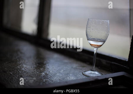 Old rusty verres portant sur du verre brisé dans l'hôpital abandonné Banque D'Images