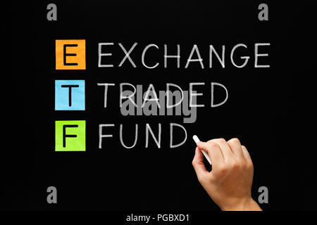 La main ETF - fonds négocié en bourse avec craie blanche sur tableau noir. Banque D'Images
