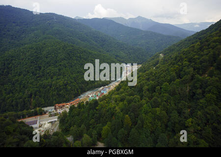 SOCHI, RUSSIE, août, 08, 2017 : Avis sur Rosa Khutor ciel dramatique. Roza Khutor locations de vacances Sotchi ski tours de vélo Banque D'Images