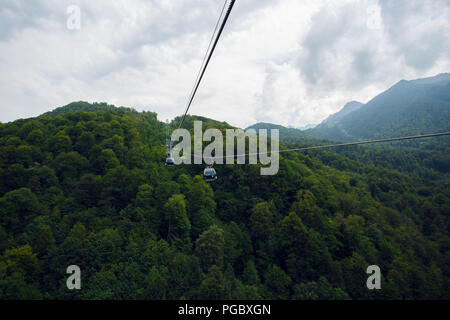 SOCHI, RUSSIE, août, 08, 2017 : Avis sur Rosa Khutor ciel dramatique. Roza Khutor locations de vacances Sotchi ski tours de vélo Banque D'Images