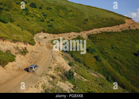 SOCHI, RUSSIE, août, 08, 2017 Roza Khutor Alpine Ski d'été Plateau Paysage, Close up of prairie alpine sur fond de montagnes du Caucase Banque D'Images