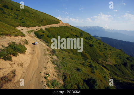 SOCHI, RUSSIE, août, 08, 2017 Roza Khutor Alpine Ski d'été Plateau Paysage, Close up of prairie alpine sur fond de montagnes du Caucase Banque D'Images