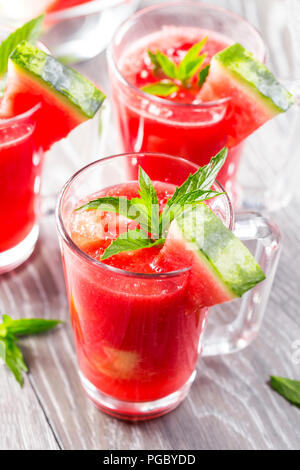 Watermelon drink dans les verres avec des tranches de melon et de feuilles de menthe Banque D'Images