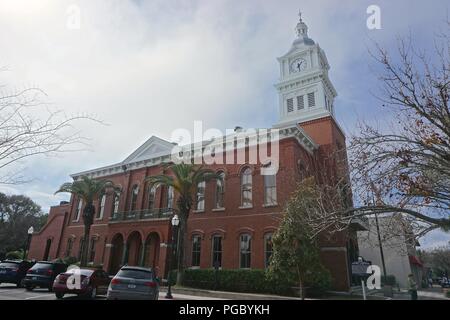 Fernandina Beach, FL, USA : le style néo-classique, ancien palais de justice du comté de Nassau (1891) dispose de colonnes corinthiennes et d'un clocher et clocher. Banque D'Images