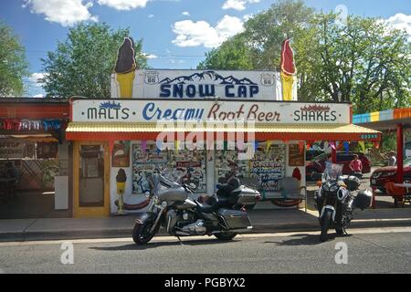 Delgadillo's Snow Cap Drive-In (1953), un restaurant historique et roadside attraction situé sur la Route 66, a été construit à partir de déchets de bois. Banque D'Images