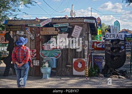 Une femme attend à l'extérieur de la pleines de toilettes à la Snow Cap Drive-In (1953), un roadside attraction historique situé sur la Route 66. Banque D'Images