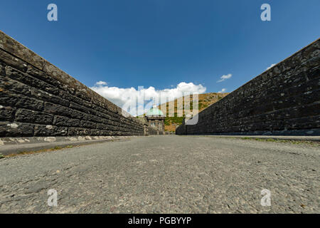 Craig Goch Dam/réservoir dans l'Elan Vally, route peut être vu ici sur le sommet du barrage. Banque D'Images