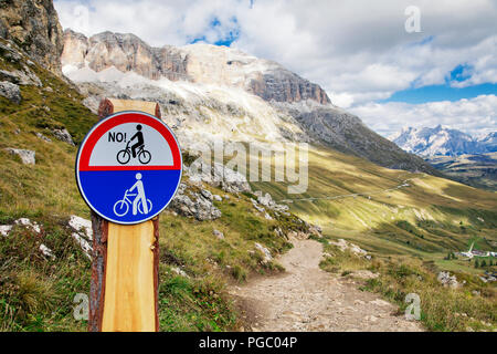 Route de montagne dans les Dolomites Banque D'Images