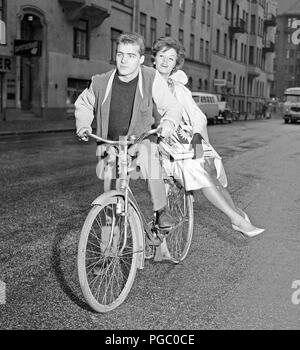 1960 Cycliste. Un jeune homme sur son vélo a une femme habillée à la mode assis sur le rack sur la roue arrière. Elle est la chanteuse suédoise Lill-Babs Svensson. Suède 1961. Kristoffersson Photo CP83-5 Banque D'Images