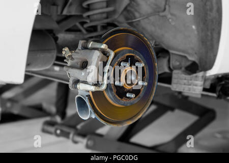 Disque de frein voiture partie à Tyr en garage Banque D'Images