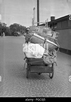 1940 Transport. Un jeune homme qui travaille comme un vélo messanger et le transport des marchandises dans la ville de Stockholm avec ses vélos de transport. Juin 1940. 146-8 Kristoffersson Photo Banque D'Images