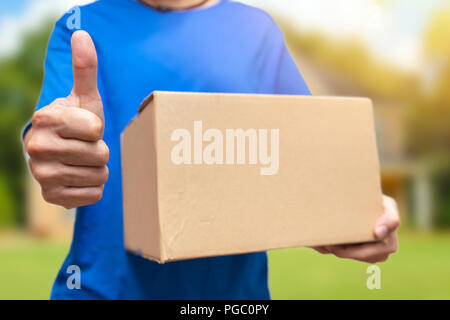 Bon article ou le meilleur voyage fast man holding big box et Thumbs up Banque D'Images