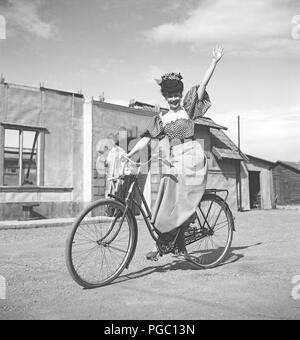 1940s femme sur un vélo. La jeune actrice Sonja Wigert est à vélo sur le terrain des studios de cinéma de Sandrew à Stockholm. Suède 1944. Photo Kristoffersson K22-6 Banque D'Images