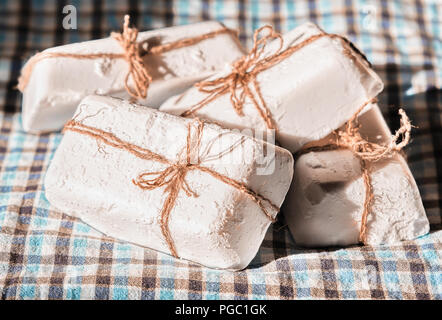 Morceaux de savon sur un tissu à carreaux Banque D'Images