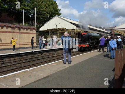 Flying scotsman arrive à la plate-forme de la gare de Bury Bolton Street, sur le chemin de fer patrimonial du lancashire de l'est, dans le lancashire, au royaume-uni Banque D'Images