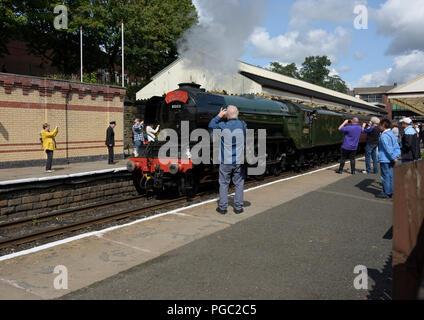 Flying scotsman arrive à la plate-forme de la gare de Bury Bolton Street, sur le chemin de fer patrimonial du lancashire de l'est, dans le lancashire, au royaume-uni Banque D'Images