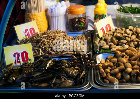 La nourriture thaïe épicée au plat de vers et d'insectes au marché de rue de nuit dans la ville de Phuket, Thaïlande. Protéines naturelles, selective focus Banque D'Images