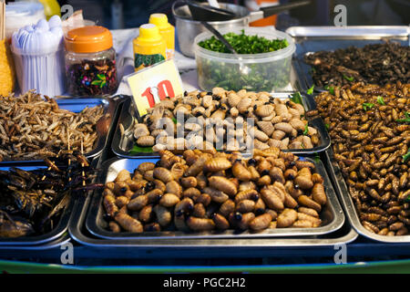 La nourriture thaïe épicée au plat de vers et d'insectes au marché de rue de nuit dans la ville de Phuket, Thaïlande. Protéines naturelles, selective focus Banque D'Images