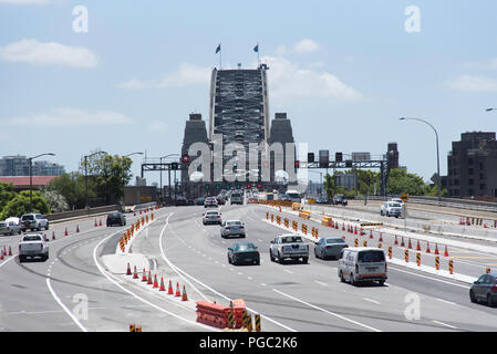 Sur la route de Sydney Harbour Bridge et Cahill Expressway Banque D'Images