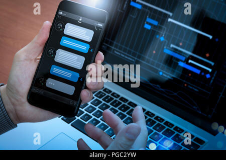 Chatbot conversation avec l'écran du smartphone et l'interface de l'application de traitement en technologie de l'intelligence artificielle assistant virtuel avec l'assistance clientèle en Banque D'Images