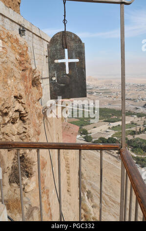 Vue du balcon au monastère de la tentation à Jéricho, Palestine Banque D'Images