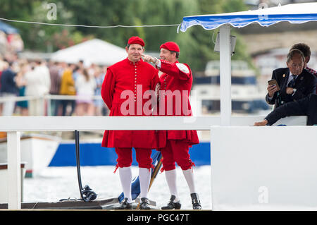Henley on Thames, Angleterre, 05/07/2015, Royal Henley Regatta, Queens l'eau dans leur manteau de Doggett & Badge Race, une tenue rouge, © Peter SPURRIER Banque D'Images