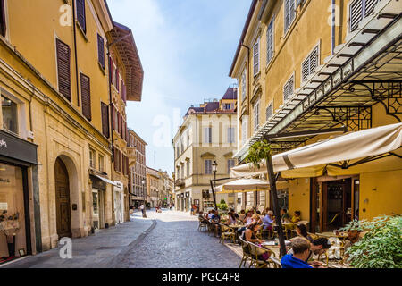 Parme, Italie - 23 août 2018 : les touristes sont la marche et faire les charmantes rues historiques de Parme, élégante ville dans la région de l'Émilie-Romagne Banque D'Images