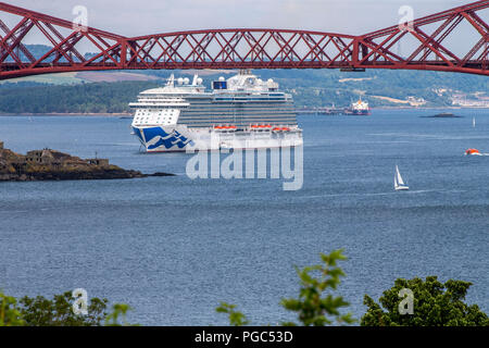 Bateau de croisière sur la rivière Forth encadrée par Forth Bridges Banque D'Images