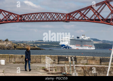 Bateau de croisière sur la rivière Forth encadrée par Forth Bridges Banque D'Images