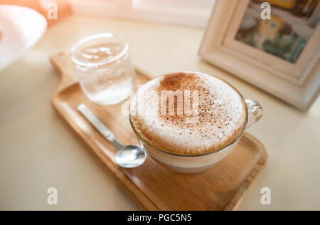 Le café du matin dans l'éclairage de couleur chaude douce et lisse ton flou. Banque D'Images