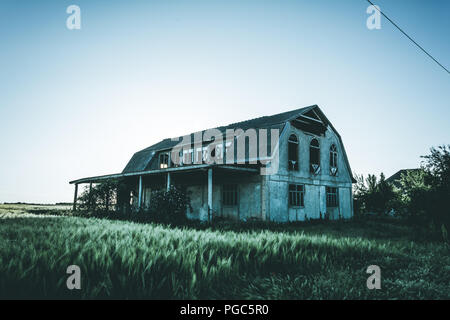 Bâtiment abandonné au coucher du soleil, effet mystique Banque D'Images