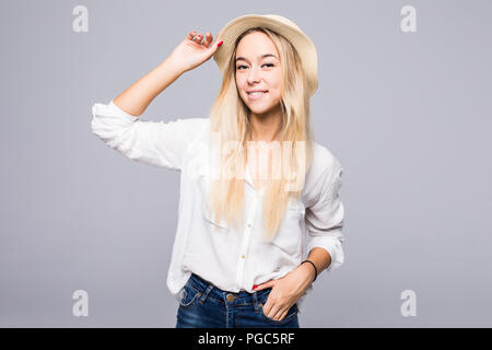 Happy young woman in straw hat sur fond gris Banque D'Images