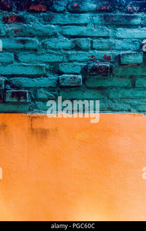 Vieux, abandonnés, colorée et de texture mur de briques/background Banque D'Images
