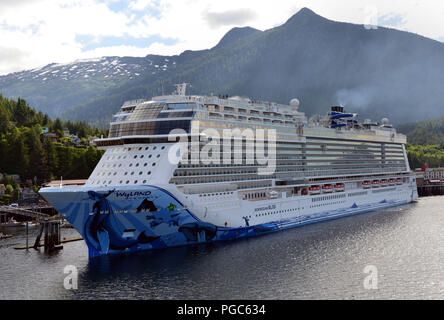 Navire Norwegian Cruise Line Norwegian Bliss accosté à Ketchikan, Alaska pendant sa première saison en croisière dans les eaux de l'Alaska. Banque D'Images