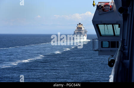 Bateau de croisière Coral Princess vu de MS Volendam lors d'une croisière sur l'Alaska's Inside Passage Banque D'Images