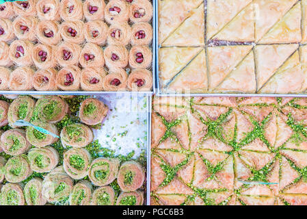 Israël, Tel Aviv - 16 mars 2018 : Baklawa au marché hacarmel Shuk Banque D'Images