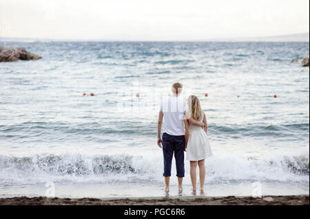 Jeune couple amoureux s'embrassant contre la mer à Sorrento, Italie. Banque D'Images