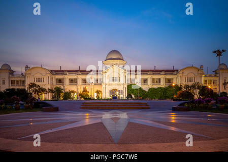 Façade de la gare Ipoh au crépuscule à Ipoh Banque D'Images