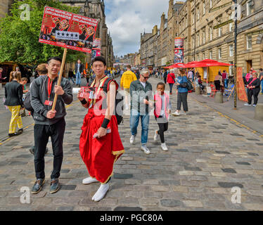 EDINBURGH SCOTLAND HIGH STREET ET LE ROYAL MILE FRINGE FESTIVAL JAPONAIS ZONE HORS BATTEUR LA CATHÉDRALE ST GILES Banque D'Images