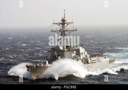 La Marine américaine (USN) classe Arleigh Burke destroyer lance-missiles USS HOWARD (DDG 83) Banque D'Images