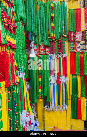 Les chaînes de perles de verre colorés destinés à la vente au marché asiatique.perles de verre colorés différents. Banque D'Images