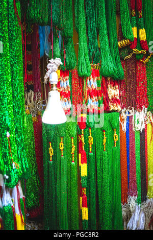 Les chaînes de perles de verre colorés destinés à la vente au marché asiatique.perles de verre colorés différents. Banque D'Images